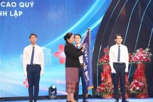 La gouverneure par intérim de la Banque d'État du Laos, Vathana Dalaloy remis l'Ordre du travail de première classe du Laos à la LaoVietBank. Photo : VNA.