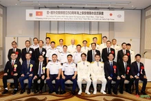 Des membres de l'équipage du navire CSB 8004 et des responsables japonais à la cérémonie d'accueil à Kobe. Photo : qdnd.vn 