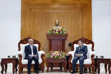 Le président de l'Assemblée nationale lao, Xaysomphone Phomvihane (à droite) et le président du Comité de la Paix du Vietnam, Uông Chu Luu. Photo : VNA.