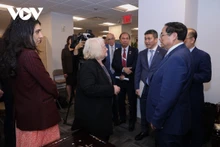 Le Premier ministre vietnamien, Pham Minh Chinh, et des amis américains. Photo : VOV.