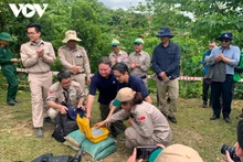 Le vice-ministre vietnamien des Affaires étrangères Dô Hùng Viêt et l'ambassadeur Marc E. Knapper appuyent sur le bouton pour activer une bombe à fragmentation. Photo : VOV.