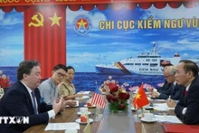 L’ambassadeur des États-Unis au Vietnam, Marc E. Knapper (droite) et le vice-ministre vietnamien de l’Agriculture et du Développement rural, Phung Duc Tien. Photo : VNA.