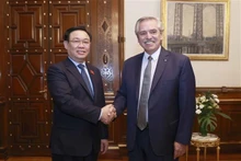 Le Président de l’AN du Vietnam, Vuong Dinh Huê (à gauche) et le Président argentin Alberto Ángel Fernández se serrent la main à Buenos Aires, le 24 avril. Photo : VNA.