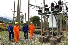 Des travailleurs de l'électricité du Vietnam et du Laos au poste de transformation intermédiaire de Sa Moi (Laos). Photo : VNA.