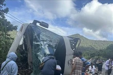 Quatre touristes chinois ont été tués et de nombreux autres blessés après le renversement d'un autocar au col de Khanh Le. Photo : VNA.