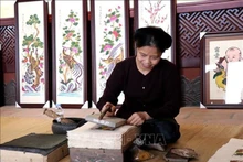 Les estampes Dông Hô sont fabriquées en papier traditionnel. Photo : VNA.