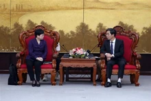 Le vice-président du Comité populaire de la ville de Da Nang Tran Chi Cuong (droite) et la maire adjointe de la ville de Zhanjiang, province chinoise du Guangdong, He Jiamin. Photo: VNA