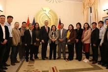 L’ambassadeur du Vietnam en Allemagne Vu Quang Minh (en cravate rouge) pose avec la délégation de la province de Phu Yên. Photo: VNA