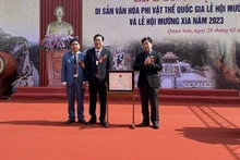 La cérémonie de remise du certificat de reconnaissance du festival de Muong Xia en tant que patrimoine culturel immatériel national. Photo : tienphong.vn