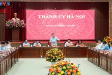 Le Président de l'Assemblée nationale, Vuong Dinh Huê, travaille avec la permanence du Comité du Parti de Hanoï. Photo : VOV.