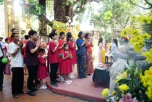 Des Vietnamiens dans une pagode vietnamienne à Vientiane, au Laos. Photo : VOV.