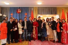 Des invités participent au programme célébrant le Têt traditionnel en Suisse. Photo : VNA.