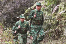 Membres de la Brigade de prévention et de lutte contre la drogue du poste-frontière de Chiêng On, province de Son La, patrouillant dans les zones frontalières. Photo : VNA/CVN.