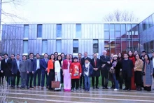 Des participants à la rencontre de la VIS à Oxford. Photo: VNA