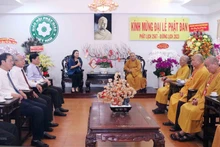 La vice-présidente du Comité central (CC) du Front de la Patrie du Vietnam (FPV) et secrétaire générale du CC du FPV, Nguyên Thi Thu Hà, est allée présenter ses voeux aux dignitaires bouddhistes du bureau 2 de la Sangha bouddhiste du Vietnam (SBV) à Hô Chi Minh-Ville. Photo : VNA. 