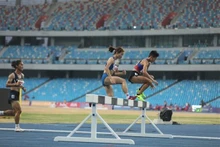 La coureuse vietnamienne Nguyên Thi Oanh en lice pour le 3.000 m haies aux SEA Games 32, au Cambodge. Photo : VNA