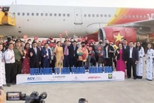 Les responsables de Khanh Hoa (au Centre) accueillent les premiers touristes lors du Têt du Chat. Photo : VNA/CVN.