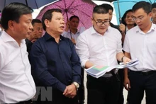 Des responsables inspectent les préparatifs pour la mis en chantier du projet composant Quang Ngai-Hoai Nhon. Photo : VNA.
