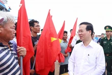 Le Président vietnamien, Vo Van Thuong (à droite) rend visite aux pêcheurs sur l’île de Phu Quý.