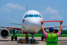 Le premier vol de Vietjet Air en provenance de l’aéroport international de Trà Noc à destination de l’aéroport international de Vân Dôn. Photo : VNA