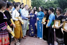 La Vice-Présidente Vo Thi Anh Xuân rencontre des élèves exemplaires issues des ethnies minoritaires. Photo : VNA.