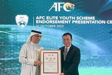 Le président de la VFF Trân Quôc Tuân reçoit le certificat reconnaissant la Fédération vietnamienne de football (VFF) en tant que membre professionnel de la convention des entraîneurs de l’AFC. Photo: VFF