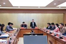 Le ministre des Finances, Hô Duc Phoc, (debout, à droite) et le vice-ministre de la Sécurité publique, Nguyên Duy Ngoc. Photo : VNA.