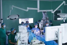 Une opération soutenue par le système robot Modus V Synaptive à l'Hôpital 115 de Hô Chi Minh-ville. Photo : AVI.