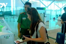 Un guichet automatique est mis en service à l’aéroport international Cam Ranh. 