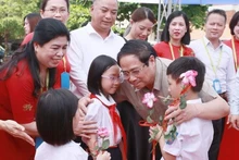Le Premier ministre vietnamien, Pham Minh Chinh (chemise beige). Photo : Duong Giang/VNA.