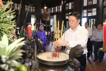 Le président de la Commission centrale de Communication et d'Éducation, Nguyên Trong Nghia, rend hommage au général Nguyên Huu Canh. Photo : Thanh Vu/AVI.
