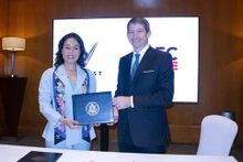 Le Thi Thu Thuy, directrice générale mondiale de VinFast, et le directeur général de la DFC, Scott Nathan, lors de la signature de la lettre d'intention. Photo : VinFast