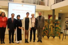 Cérémonie de réception des deux œuvres d'art à l'ambassadeur du Vietnam aux Pays-Bas. Photo : Baoquocte.vn 