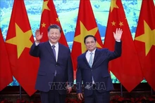 Le Premier ministre de la République socialiste du Vietnam, Pham Minh Chinh (à droite), et le Secrétaire général du Comité central du Parti communiste chinois (PCC) et Président de la République populaire de Chine, Xi Jinping. Photo : VNA.