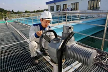 Faire fonctionner le système d'eau propre. Photo : VNA