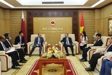 Le ministre vietnamien de la Sécurité publique, Tô Lâm (à droite) et le nouvel ambassadeur du Qatar au Vietnam, Khaled Ali Abdullah Abel. Photo : bocongan.gov.vn