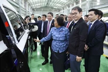 Des députés vietnamiens et cambodgiens se rendent au groupe THACO à Quang Nam. Photo : VNA.