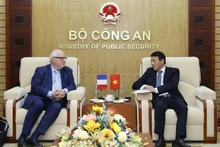 Le vice-ministre de la Sécurité publique, Luong Tam Quang (à droite) et Jean-Christophe Peaucelle, conseiller pour les Affaires religieuses au ministère français des Affaires étrangères et du Développement international. Photo : ministère de la Sécurité publique. 