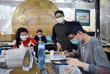 Des jeunes handicapés travaillent pour l'atelier Vuon Art, à Hanoï. Photo : Minh Duy/Nhân Dân