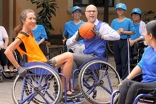 L'ambassadeur du Canada au Vietnam, Shawn Steil passe le ballon lors d'un match d'échange spécial entre les représentants des quatre pays du G4 avec des handicapés. Photo: extraire du clip