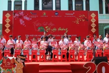 Remise des cadeaux aux enfants orphelins du Covid-19 et à des enfants en situation difficile. Photo : doanthanhnien