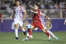 Van Toan (maillot rouge) ouvre le score à l'équipe vietnamienne. Photo : VNA.