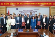 Lors de la cérémonie de signature du protocole d’accord de coopération entre le ministère de la Santé et AstraZeneca Vietnam. Photo : VietnamPlus.