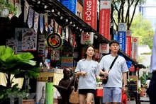 Touristes sud-coréens visitant la rue des livres à Hô Chi Minh-Ville. Photo : VNA.
