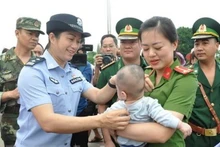 Un bébé est sauvé dans une affaire de trafic illégal vers la Chine. Photo : VNA.