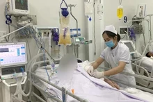 Une travailleuse médicale de l’hôpital Chô Rây s’occupe d’un patient atteint de botulisme. Photo : VNA.