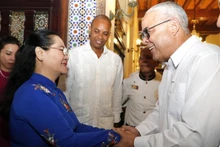 Mme Nguyên Thi Lê, secrétaire adjointe du Comité du Parti de Hô Chi Minh-Ville et présidente du Conseil populaire municipal, et Luis Antonio Torres Iribar, premier secrétaire du Comité du Parti de La Havane. Photo : VNA.