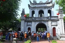 Touristes visitant le temple de la Littérature à Hanoi. Photo : CVN.