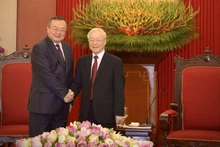 Le Secrétaire général du Parti communiste vietnamien, Nguyên Phu Trong (à droite) et le président du Département de Liaison internationale du Parti communiste chinois (PCC), Liu Jianchao. Photo : VOV.