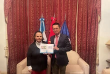 Duong Quôc Thanh a remis une carte de membre du club « Pour Hoàng Sa - Truong Sa bien-aimés » à Poldi Sosa Schmidt. Photo : BQT